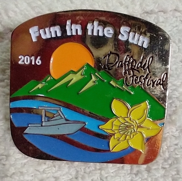 Fun in the sun 2016 daffodil festival pin 📌📍 brooch - Picture 1 of 4